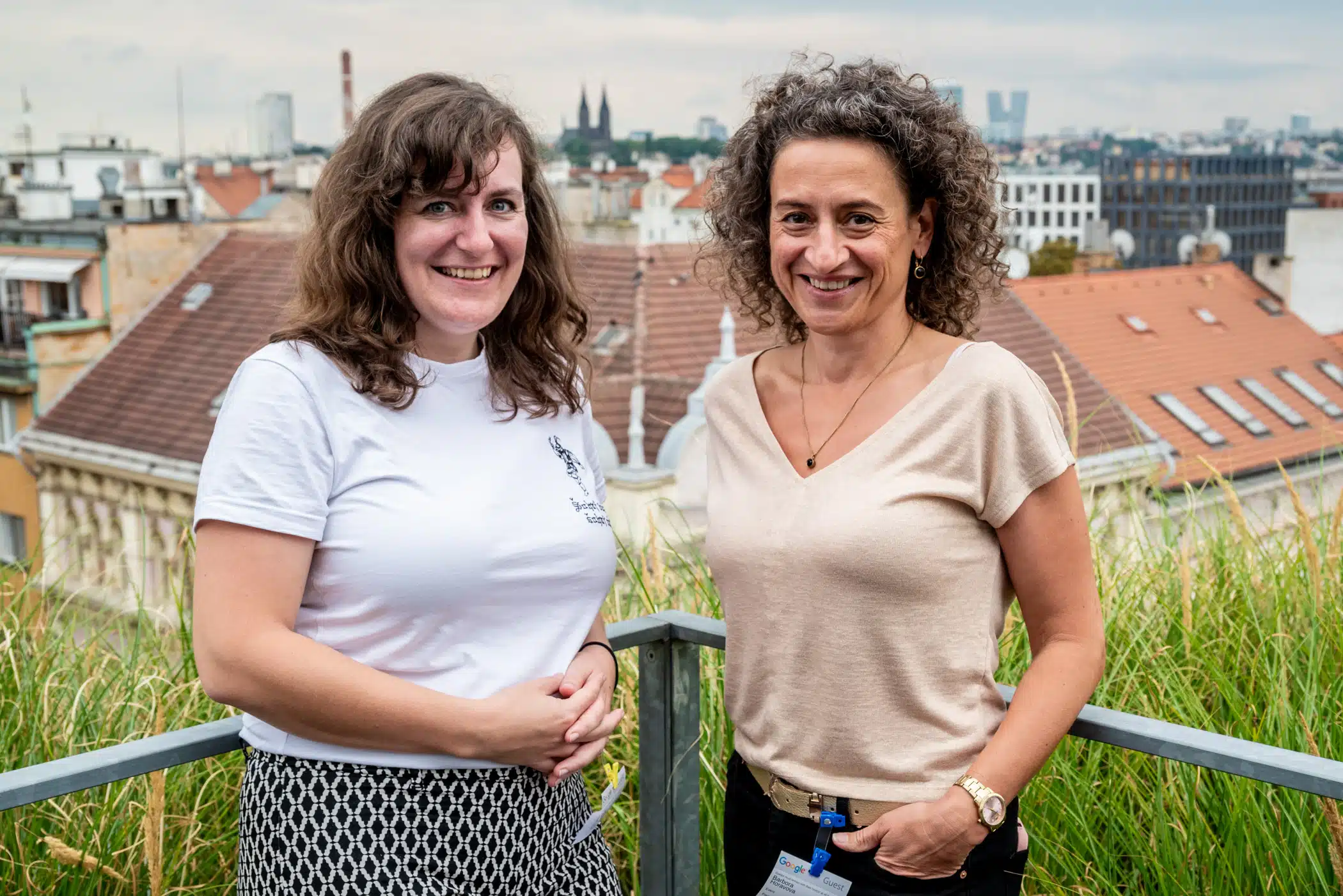 Ředitelka digivia Radka Bystřická s Barborou Hořavovou z Nadace OSF na představení průzkumu digitalizace neziskových organizacích v Google Česká republika.